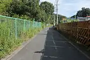 市道植田14号線(名東区藤巻町)。この道路直下を土被り5mでトンネルが横断する。全工事区間の中で屈指の低土被り区域のため難工事となった。