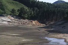 決壊した藤沼ダム(福島県須賀川市、2011年5月25日撮影)