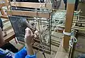 20.綜絖の綜目に経糸を通す。（ハタニオワセル）