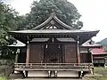 神楽殿 1975年〈昭和50年〉建築。この地方では珍しい舞殿型の神楽殿。下吉田地区には神楽が無く、代わりに農村歌舞伎が盛んで、獅子舞や金春流能面などが伝わる為、芸能事を意識して建築された。