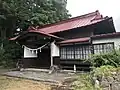 社務所 江戸時代後期の建築と伝わる。元々舞台屋敷(農村歌舞伎舞台)であり、明治に入り下吉田村役場として使用、後に境内現在位置に曳家され、社務所に改築された。現在も広間畳下には、廻り舞台と組木が残る。
