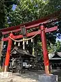 大鳥居 1981年(昭和56年)竣工 2004年(平成16年)台風で倒壊 2010年(平成22年)部材を流用して再建 2020年(令和2年)柱部の傷みが酷くなり、鋼鉄製の柱に交換修繕