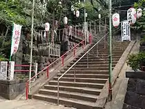 境内入口※例祭期間中のため提灯が飾られている。