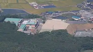 藤原岳から望むいなべ市立藤原中学校（2013年5月24日撮影）