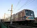 定検入場中の05系工場内から出て来た所前照灯と尾灯の両方が点いている