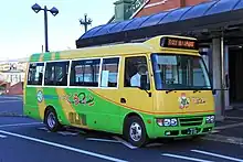 深谷 南コース西循環花園観光バスの車両三菱ふそう・ローザ深谷駅前にて（2013年1月）