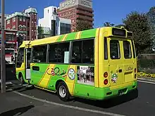 後方には車椅子用リフトを装備花園観光バスの車両三菱ふそう・ローザ深谷駅前にて（2013年1月）