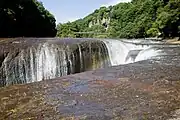 吹割の滝と左にある浮島