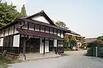手前から西館、本館、東館（2006年9月）