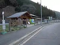上り線のパーキングエリアを兼ねたバス停