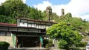 お茶の里記念館(八女市黒木町。奥手に見えるのは霊巌寺の珍岩)
