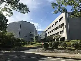議会棟(右が事務棟、左が議場棟)
