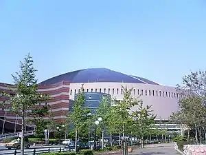 福岡ドーム(福岡)三枚の曲面で構成された開閉式の野球場。