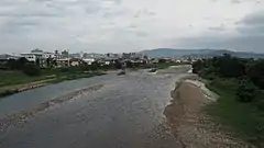 上八木田橋から見た荒川。中央やや左寄り福島駅方面 (2020年8月)