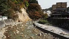 土湯温泉荒川大橋から下流の眺め (2020年11月)