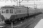 モハ1200形2両に前後を挟まれて留置されるサハ3000形（桜水車庫、1989年）