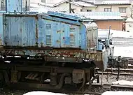 デキ2の装着するTR11改台車。台車側枠の各軸受付近には砂箱を備える。台車と台枠の間隔が広く開いており、その空間を利用する形で台枠下部に元空気溜が設置されている。