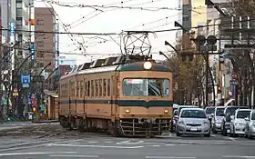 併用軌道を走行する鉄道車両