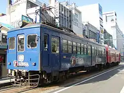 広告車となっていた82号編成。末期は写真のような広告であった。(2005年10月9日、福井駅前)