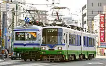 200形とすれ違う770形(右)(市役所前 - 福井駅前 2008年4月)