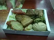 福隆弁当(台湾ソーセージ・角煮・ゆで卵・大根の塩漬け・空心菜の唐辛子炒め・キャベツのバター炒め)