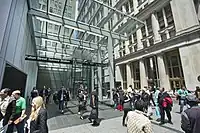 デイ・ストリートとブロードウェイの交差点南西に建つDey Street Headhouse