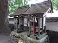 （右から）八幡社、若宮社