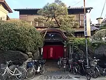 当風呂屋の建物正面、軒唐破風の入口(2018年4月)