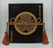 桂昌院が寄進した糞掃衣を納める蒔絵箱(左:蓋表、右:底面)
