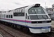 フラノエクスプレス用キハ84 2(左)トマムサホロエクスプレス用キハ84 102(右)後位側客室に差異