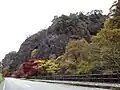 県道の北を見る