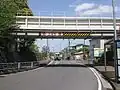 起伏の関係で水路が高架となる個所では、緑道は水路橋上ではなく地形沿いに進み、橋の下の街路と交差する