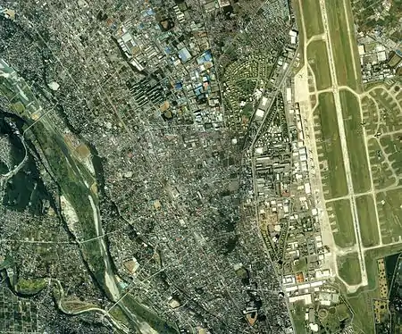 東京の西部、福生市(ふっさ)で1940年ころから建設された横田飛行場は戦後はアメリカ空軍基地や自衛隊基地として使われ、周囲にはアメリカ兵向けの店などが並ぶ。