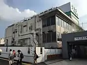 駅側より建物の外観を撮影