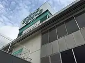 駅側より頭上の看板を撮影