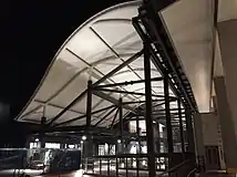 吹き抜け空間を覆う膜屋根