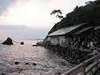 夫婦岩(左)と拝殿(右)