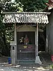 峠地蔵堂の脇にある小堂。（2012年（平成24年）5月）
