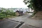南東側からの登山道に入り、コンクリート舗装の坂を登り切ったところが小峠である。（2012年（平成24年）5月）