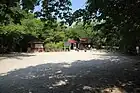 二村山峠の平地を南東から北西向きに見たところ。敷地全体が聖應寺の飛地境内でもある。（2012年（平成24年）5月）