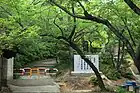 二村山峠の北端にある展望台への山道入口。沿道右手には「伊藤両村先生之碑」をはじめ多くの石碑が建立されている。（2012年（平成24年）5月）