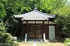 南東側からの登山道脇にある小堂雲興寺。（2012年（平成24年）5月）
