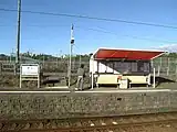 待合所と駅名標