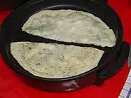 詰め物をして密封したペイストリーを、鉄板で焼いて焦げ目を付ける。