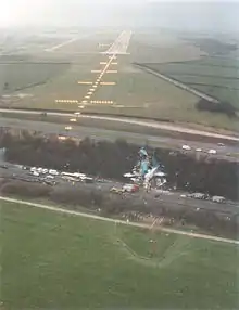 事故機の残骸が進入灯の約100m右、滑走路の数百メートル手前に横たわっている。残骸は機首、胴体中央部、胴体後部の3か所に分かれている。胴体後部のみ反対方向を向いており、水平尾翼は胴体中央部の翼の正面にある。