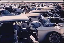 廃車が野積みされたスクラップヤード(アメリカの例)