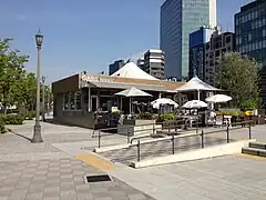 土佐堀川沿いのオープンカフェ