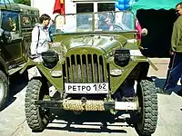 プレス型のラジエーターグリルガードとなった戦後型GAZ-67B