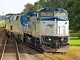 アムトラックの主力機「GE ジェネシス」（2・3両目）と3重連を組む現行のフェーズ5塗装機（先頭）