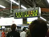 GLAY EXPO開催に伴う臨時列車が運行された時の発車標（大阪駅 2004年7月31日）分表示で判断すると、運転間隔が1分程度であることが確認できる。